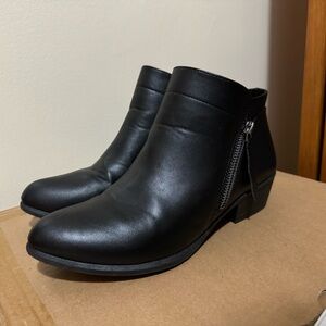 Union Bay size 7 1/2 women’s black booties.